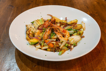 Wok de verduras y langostinos