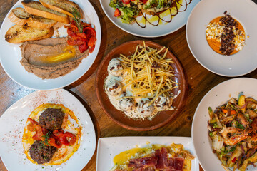 Fototapeta na wymiar Mesa con platos variados de comida española
