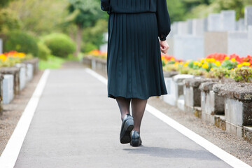 喪服姿の女性
