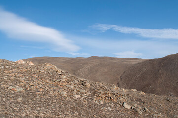
Baykal ozero prsnaya voda 
flora bereg zapovednik Rossiya Irkutsk park ostrov Ol'khon skaly derev'ya nasypi pesok zaliv laguna kamni gory sopki liniya gorizonta panoramma osen' voda volny puteshestvi