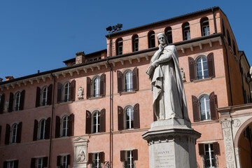 Fototapeta na wymiar Dante monument in Verona, Italy