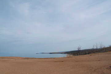 
Baykal ozero prsnaya voda 
flora bereg zapovednik Rossiya Irkutsk park ostrov Ol'khon skaly derev'ya nasypi pesok zaliv laguna kamni gory sopki liniya gorizonta panoramma osen' voda volny puteshestvi