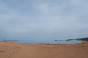 
Baykal ozero prsnaya voda 
flora bereg zapovednik Rossiya Irkutsk park ostrov Ol'khon skaly derev'ya nasypi pesok zaliv laguna kamni gory sopki liniya gorizonta panoramma osen' voda volny puteshestvi