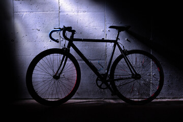 Fototapeta na wymiar bicycle leaning against the wall. bicycle in silhouette. bicycle concept