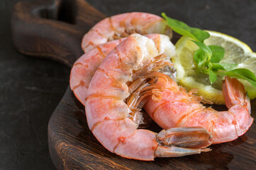 boiled shrimp with lemon