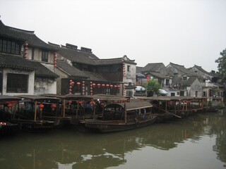 Fototapeta na wymiar Historical Chinese house at river side