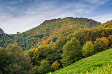 Obraz premium Beautiful autumn mountain view and landscapes from the path from Ribaritsa to Eho hut chalet and peaks Yumruka and Kavladan, Central Balkan, Teteven, Bulgaria