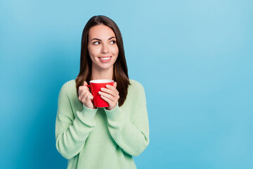 Photo portrait of girl with brunette hair holding cup of hot beverage smiling looking at side...