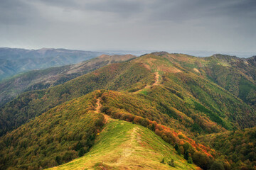 Obraz premium Beautiful autumn mountain view and landscapes from the path from Ribaritsa to Eho hut chalet and peaks Yumruka and Kavladan, Central Balkan, Teteven, Bulgaria