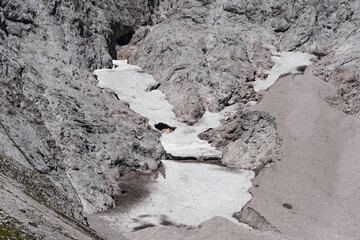 Fels und Schnee