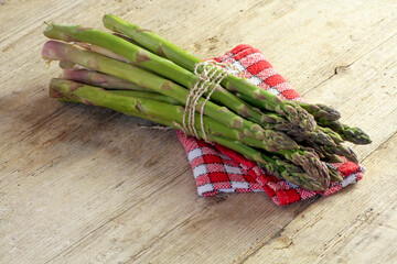 asperges vertes crues sur une table en bois