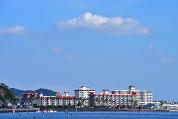 逗子マリーナの上に浮かぶ白い雲