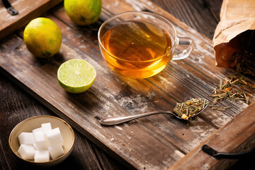 Kräutertee mit zitrone