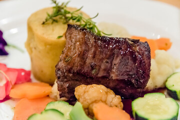 鹿肉ロースト温野菜添えアップ