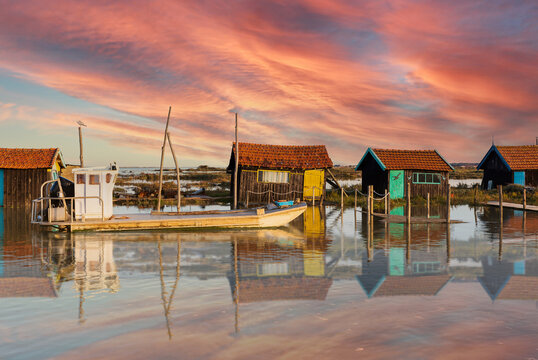 chenal de la gr&egrave;ve , la tremblade , charente maritime au coucher de soleil 
