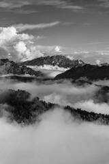 Cima alpina tra le nubi