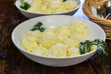 大皿に乗せられたアイスクリーム