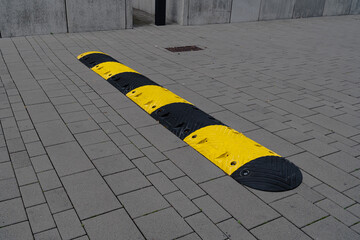 Fahrbahnschwelle / Bodenschwelle in Gelb / Schwarz
