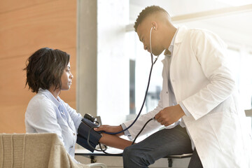 Obraz premium Woman at doctor's office for check up