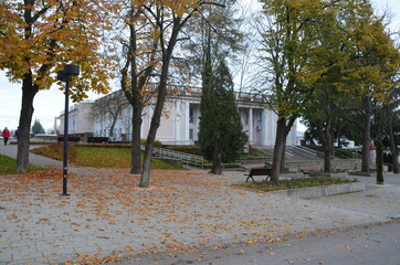 Busko Zdrój , puste ulice ,covid 19 Busko Zdrój , jesień 2020 Busko Zdrój , Busko Zdrój bez ludzi , bez ludności ulice , Busko Zdrój bez kuracjuszy , puste Park Zdrojowy w Busku Zdroju , Park w Busku © Szymon