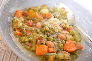 minestrone di verdure in piatto cibo sano anche per  chi mangia vegetariano