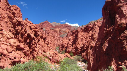 Fototapeta premium Vista de un cañón en una zona desértica, con piedras de tinte rojizo , desgastadas por el paso de los siglos.