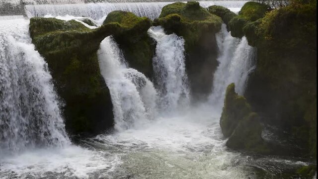 Sch&auml;umendes Wasser rauscht zwischen bemoosten Felsen in die Tiefe am Traunfall, Ober&ouml;sterreich bei Roitham, &Ouml;sterreich, Europa