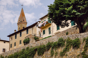 Fototapeta na wymiar Borgo medievale con mura di protezione, case e panni stesi sul balcone.