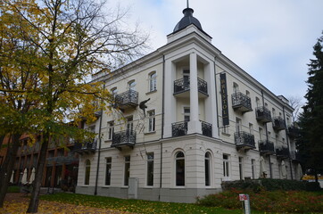 Busko Zdrój , puste ulice ,covid 19 Busko Zdrój , jesień 2020 Busko Zdrój , Busko Zdrój bez ludzi , bez ludności ulice , Busko Zdrój bez kuracjuszy , puste Park Zdrojowy w Busku Zdroju , Park w Busku © Szymon