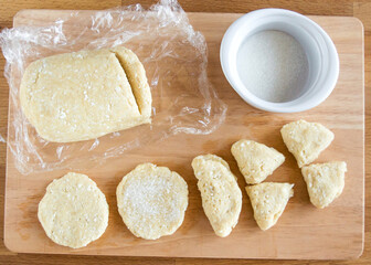 The curd cookie dough is cut into molds. Sprinkle with sugar
