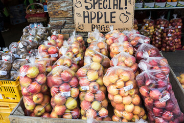果物屋の店先に積まれた果物の山