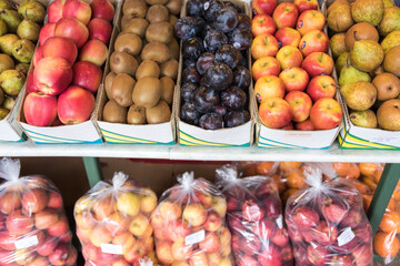 果物屋の店先に積まれた果物の山