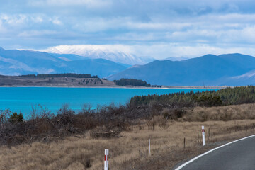 湖の対岸にも冠雪した山脈