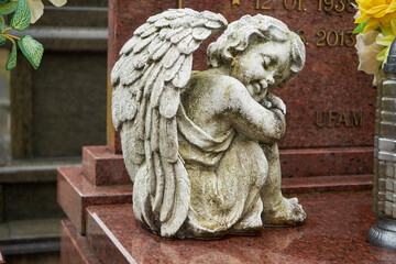 figurka anioła na nagrobku