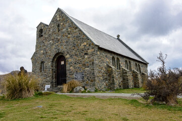 Fototapeta na wymiar 湖のほとりにある小さな教会