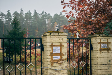 zamknięta brama cmentarna z powodu COVID-19 - obrazy, fototapety, plakaty