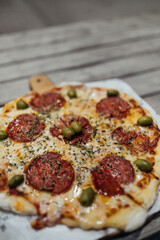 Pizza con salame y aceitunas