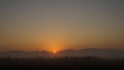 가을 아침 산위로 떠오르는 태양