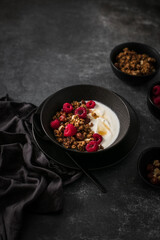 bol de granola maison avec yaourt et framboises