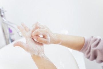 Fototapeta premium 手を洗う女の子