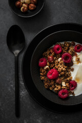bol de granola maison avec yaourt et framboises