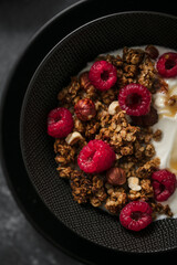 bol de granola maison avec yaourt et framboises