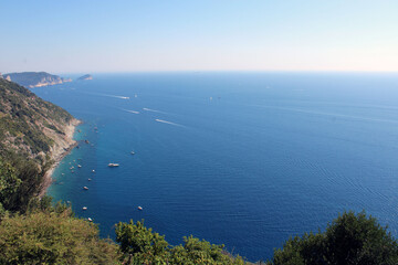 Traffico di barche sulla costa del Persico e Schiara