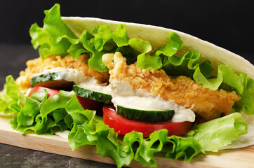 Pita with chicken and vegetables