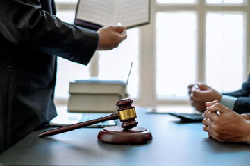 Counseling of the male lawyer and the signing of the contract together at the meeting.
