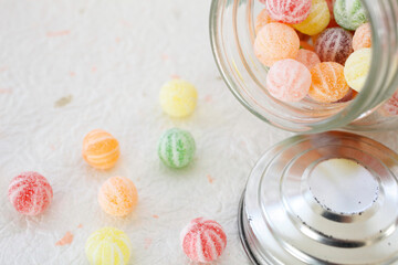 ガラス瓶に入った和風の飴玉