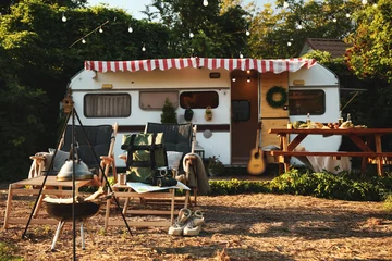 Poster Im Rahmen Liegestühle und Reisezubehör in der Nähe eines modernen Wohnwagens. Campingsaison © New Africa
