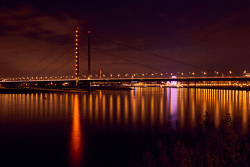 Fototapeta na wymiar Düsseldorf Oberkasseler Brücke / Medienhafen