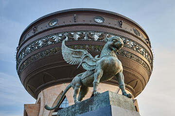 Статуя семьи