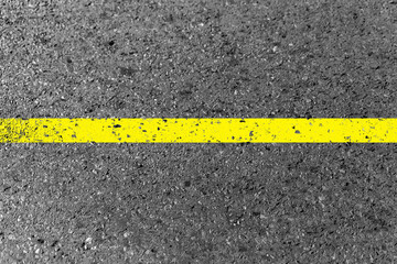 Ligne jaune sur asphalte 